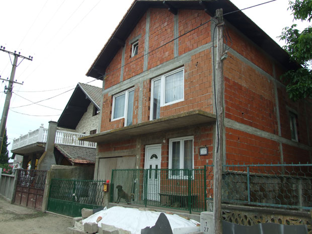 НОВИ ДЕТАЉИ УЖАСА КОД НЕГОТИНА: Мајка и очух тврде да је дете пало са терасе, одређено им задржавање од 48 сати (ФОТО)